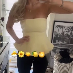 Somrig bandeu topp - Säljer denna söta bandeu topp från Zara. Aldrig använd och har prislappen kvar. Storlek M, passar S också. 329 kr + frakt. Vid fler frågor, etc, skriv privat 🙌🏼🩷🍋‍🟩🙏🏼🏄🏽‍♀️✌🏼