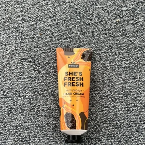 Sence handkräm papaya 75 ml - Handkräm från Sence med fräsch papayadoft, 75 ml. Tuben har färgglad design i orange och svart med papayaillustration. Innehåller 95% naturliga ingredienser och är vegansk. Perfekt att ha i väskan för mjuka händer hela dagen.