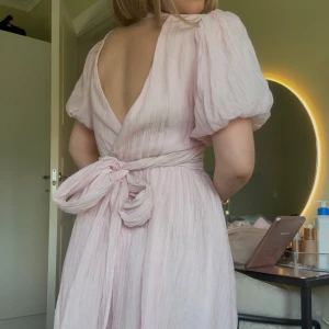 Bow dress - Gina tricot - Supersöt klänning med knyte i ryggen som passar perfekt till festliga tillfällen nu i sommar ☀️🌸den är i nyskick och aldrig använd. I storlek 32 vilket motsvarar en XXS-XS