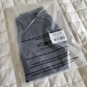 Svarta crossover leggings - Snygga svarta leggings med crossover-midja som ger en riktigt smickrande siluett. De är tighta och stretchiga, perfekta för träning eller chill. Materialet är mjukt och följsamt, och benen har en snygg detaljsöm vid vristen. Helt nya, kvar i förpackningen 