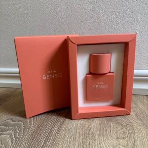 CAIA Senso Eau de Parfum - CAIA Senso Eau de Parfum i snyggt korallfärgat fyrkantigt glasflaska med matchande kartong. Aldrig använd.