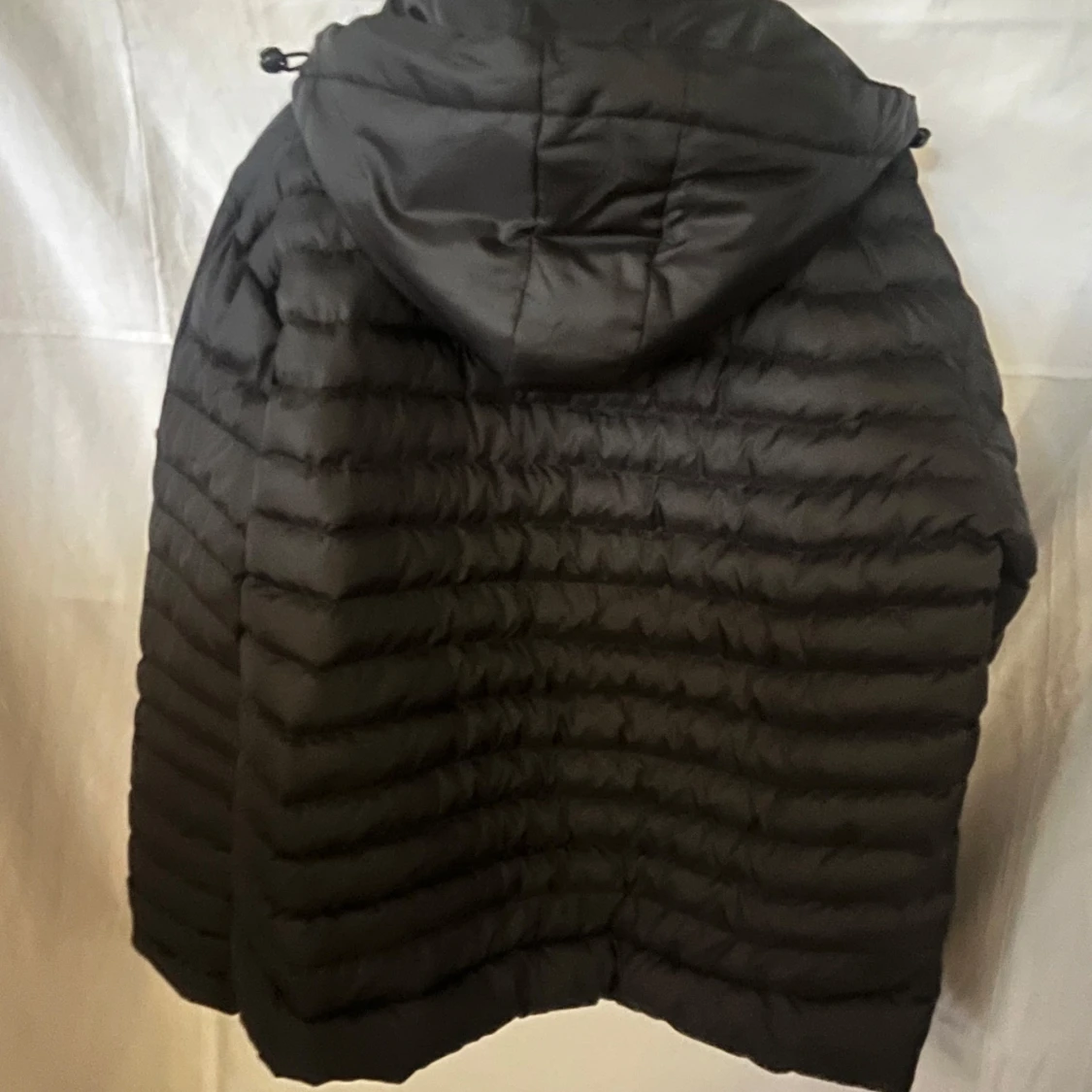 Svart Moncler dunjacka med huva - 1