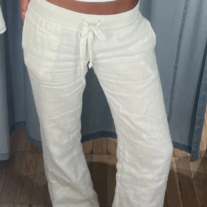 Alobha label linnebyxor  - Slutsålda trendiga linnebyxor från alobha label. Byxorna är i xs och sitter bra på mig som är 167 cm lång💌                                                                             Mellan benen finns de lite slitningar men inget som märks när byxorna är på. Samt små fläckar på baksidan som knapps märks av.🪭                         Postas samma dag som köp vid snabb affär