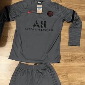 PSG dress - Tja! Säljer min Psg dress. Pris 600kr för båda eller 350kr för antingen byxorna eller tröjan!