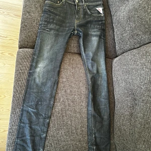 Replay jeans - Säljer ett par mörkblå slim jeans från Replay, modell med klassisk femficksdesign och snygga kontrastsömmar. Jeansen har en slim passform och är i princip i nyskick. Kontakta mig gärna om du har frågor!