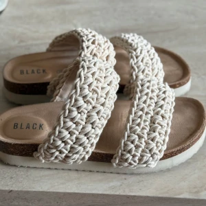 Broderade sandaler från Black - Broderade sandaler från Black i strl 39. Väldigt bekväma och snygga. Nypris: 699:-