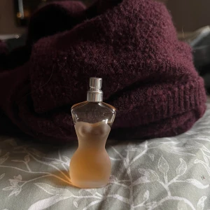 Mini parfym - Säljer den här miniparfymen! Har använts någon gång men används inte nu längre. Ja köpte 4st små för 600kr. 