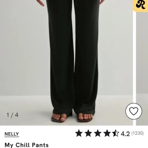 Svarta chill pants Nelly - Svarta mjukisbyxor från Nelly i modellen My Chill Pants. Byxorna har en loose och wide passform med raka, långa ben och elastisk midja. Perfekta för en avslappnad och chill stil. Tillverkade i mjukt material som känns skönt mot huden. Strl s pcj helt nya med prislappen kvar🩷Nyrpis 349+frakt