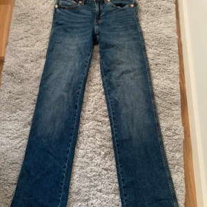 Jeans xs full length - Jeansen har normal midja och snygga bakfickor med knappdetaljer. Perfekta för en avslappnad och tidlös stil. Helt nya oanvända 