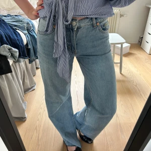 Low waist wide jeans från monki  - Lågmidjade raka vida  jeans från monki. . Perfekta för en avslappnad och trendig look. Är i storlek 26/32. Avklippta där nere🩷 Skicka PM för fler bilder, mått osv!💕Priset kan diskuteras