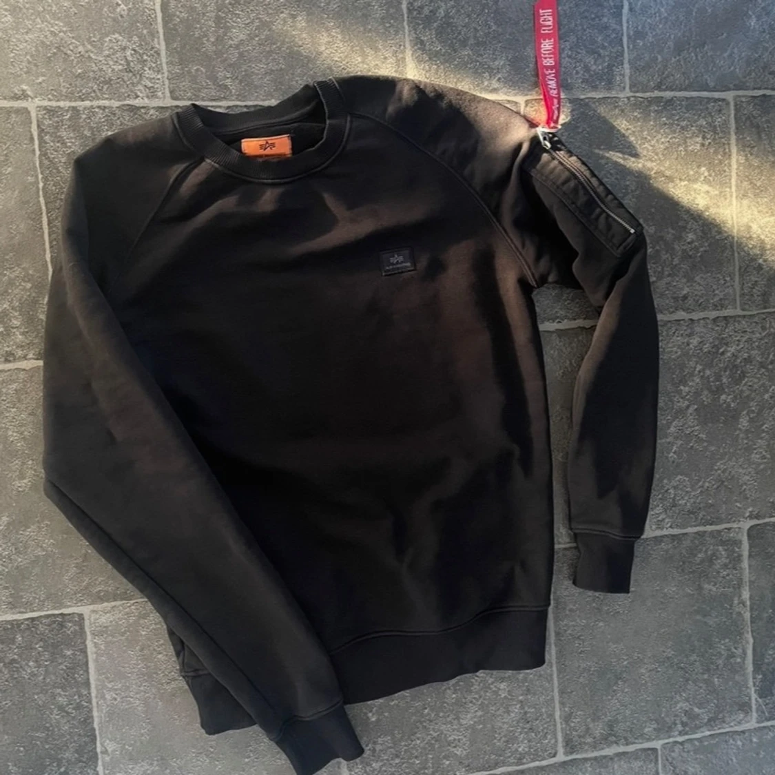 Svart sweatshirt från Alpha Industries - 1