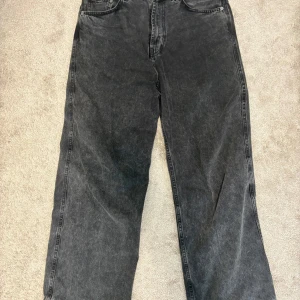 Svarta baggy jeans från Sweet SKTBS - Säljer ett par svarta baggy jeans från Sweet SKTBS. De har stora bakfickor och broderad SKATEBOARD-logga på ena fickan. Perfekta för dig som gillar streetwear och skatestil.