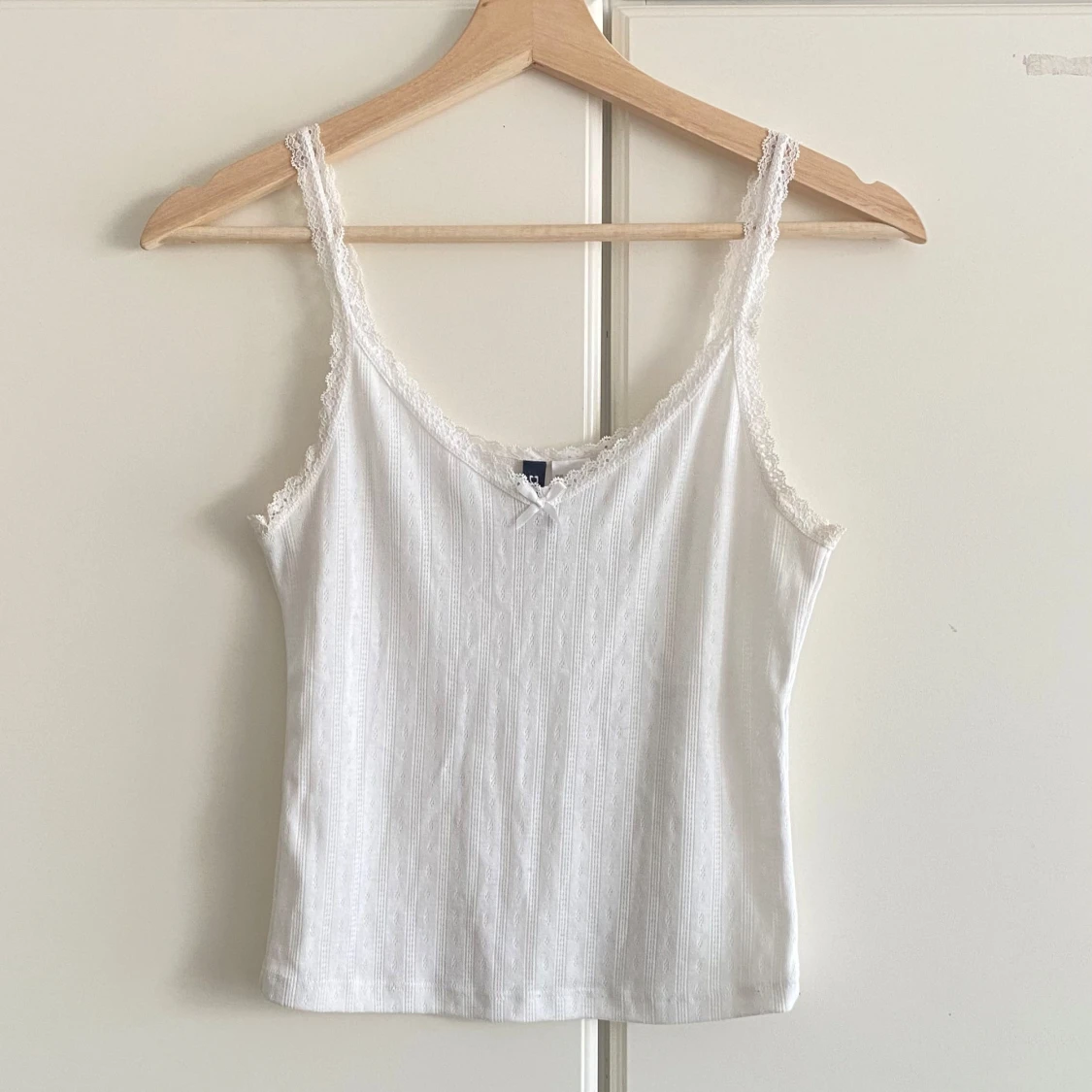 Vit spetskantad linnetopp