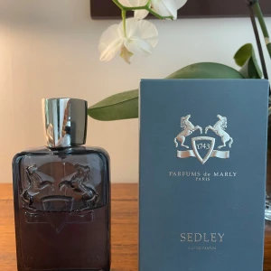 Parfums de Marly Sedley Eau de Parfum - Lyxig parfymflaska från Parfums de Marly, modell Sedley.  Kommer i originalkartong, 125 ml Eau de Parfum.,  55% fylld, doftar som vita lakan vid havet, väldigt härlig doft, nypris 2400, paket pris 1600 för den här och Tom ford parfymen 