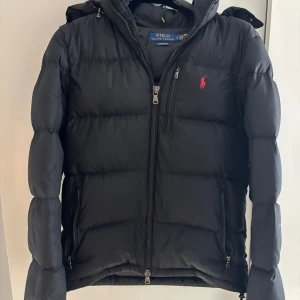Svart Ralph Lauren Jacka - Säljer min Ralph Lauren vinterjacka. Storlek S men passar även M. Använd sparsamt under en vinter, 7,5/10 i skick. Nypris 5995!Vid några frågor eller funderingar hör av er!
