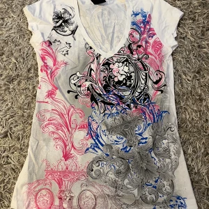 Vit t-shirt med tryck - Vit T-shirt från hard soda med tryck både i fram och bak.