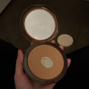 IsaDora Bronzing Powder Matte Tan 05 - IsaDora Bronzing Powder i färgen Matte Tan 05. Man ser hur mycket den är använd. Kan posta samma dag
