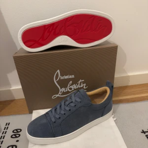 Louboutins  - Säljer nu dessa sprillans nya louboutinsen. De är i strl 42. Du får med allt som visas på bilderna dvs skor, dustbag, box osv. Mer loubs finns i min profil. Bara att skriva ett DM vid intresse!