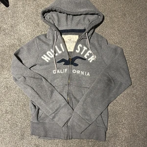 Hollister zip hoodie - Riktigt fet holister zip hoodie passar till de flesta outfits. Står XL men den passar L. Skriv om ni har frågor.💯