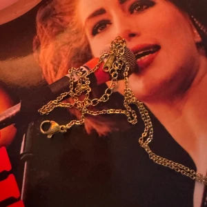 Guldigt halsband med sköldpaddshänge! - Superfint halsband i guldton med en söt sköldpaddshänge dekorerad med små stenar och en liten rund kristall bredvid. Kedjan är tunn och smidig, perfekt för att ge en unik touch till din stil.