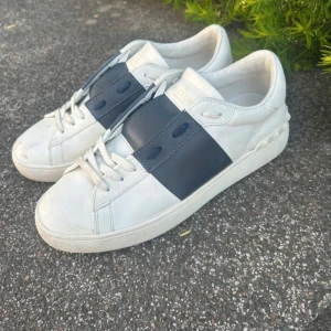 Valentino Garavani Open sneakers vit/blå - Valentions opens , bra skick skriv om ni undrar något!