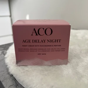 ACO Age Delay Night kräm - ACO Age Delay Night är en nattkräm med niacinamid och peptider, speciellt framtagen för torr hud. Krämen återfuktar och minskar rynkor. ALDRIG ANVÄND!!!!!!!! Nypris: 230 kronor, säljer för bra pris då den aldrig är använd 🫶🏻🫶🏻