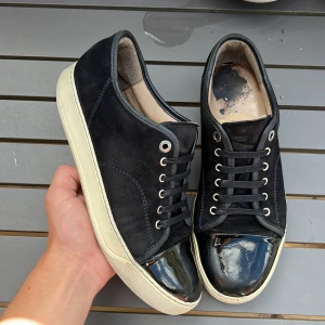 Lanvin - Säljer nu dessa sjukt feta lanvins i uk6! Motsvarar 40-41! Skick: 8/10 helt nya lanvinsnören sitter på! Hör av dig vid frågor eller andra funderingar 🤩