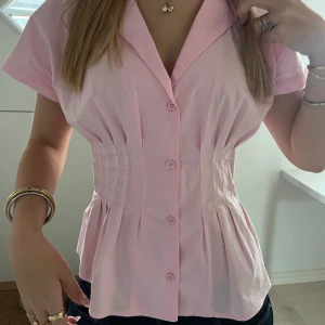 Rosa topp från Zara  - Rosa jättefin typ av skjort blus med lite tightare midja. Mycket bra skick storlek M🌞