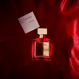 Baccarat Rouge 540 Extrait de Parfum - Lyxig parfym från Maison Francis Kurkdjian, Baccarat Rouge 540 Extrait de Parfum. Flaskan är fyrkantig i rött glas med guldfärgad etikett och lock. Kommer i elegant röd kartong med guldfärgade detaljer. En ikonisk doft med exklusiv känsla.