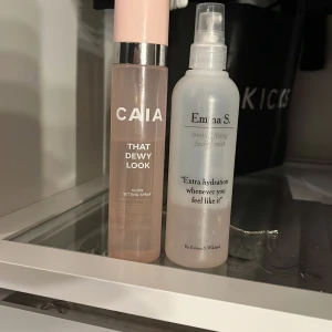 CAIA Glow Setting Spray & Emma S. Face Mist - Säljer CAIA That Dewy Look Glow Setting Spray. Medföljer Emma S. Moisturising Facial Mist. Man ser hur mycket som är kvar.