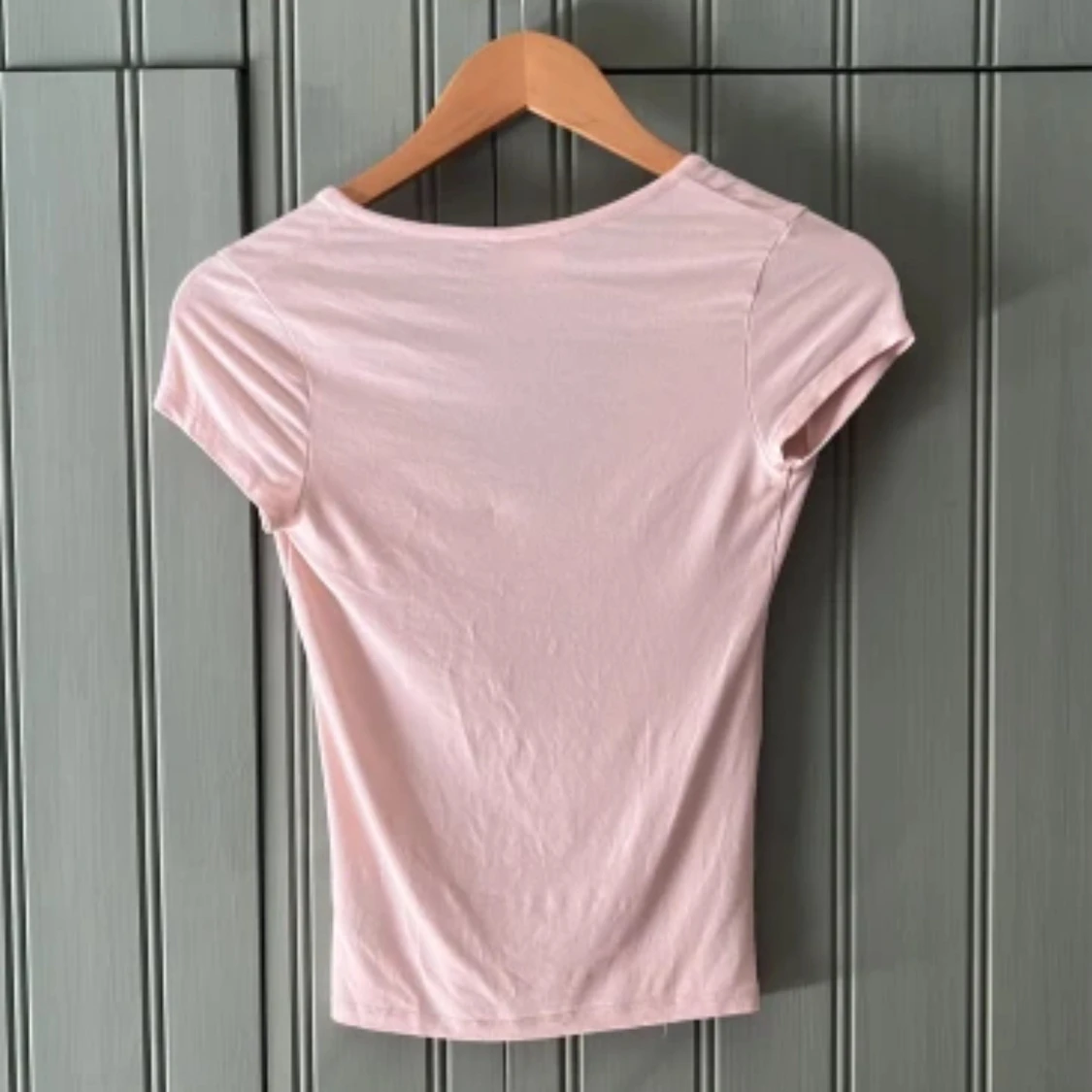 Ljusrosa V-ringad topp från Nelly🩷 - 1