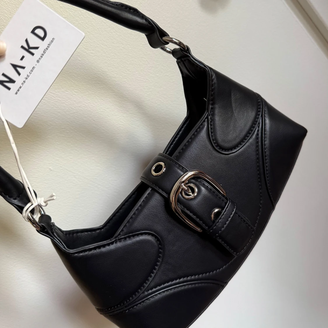 Svart axelväska med spänne från NA-KD - 2