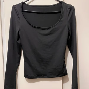 Tröja strl XS  - Långärmad svart tröja strl XS från SHEIN Petite. Matierial: polyester och elastan. Helt ny, aldrig använd.
