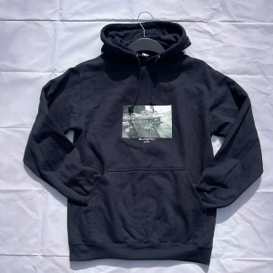 Studio Silvano hoodie - Nu finns våra nya studio silvano hoodies tillgängliga! Size: S!  Fast Pris 529! Helt ny! In och följ tiktok: studio Silvano 🤩