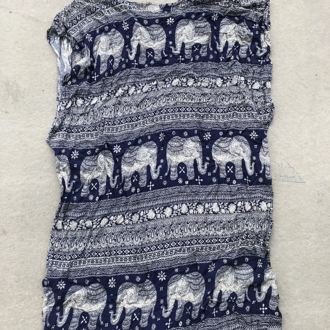 Blå kortklänning med elefantmönster - 1