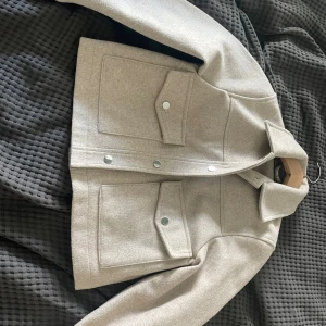 Beige overshirt från Zara i ullmix - Säljer denna jätte vackra jacka för jag tyvärr vöxt ur den och den kommer ej till användning. Jackan nästan helt oanvänd andvänt ca 3 gånger så jackan är i ny skick. Pris går att diskutera, köpte den för 400 på Zara 