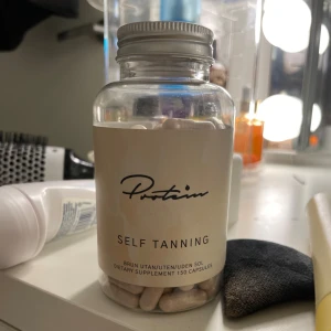Protien Self Tanning kapslar - Protien Self Tanning är ett kosttillskott med 150 kapslar som hjälper dig att få en solbrun ton utan att behöva sola. Kapslarna är ljusbeige och kommer i en genomskinlig plastburk med metallock. Dosering: 2 kapslar per dygn. Se bild för att se hur mycket som finns kvar!❣️