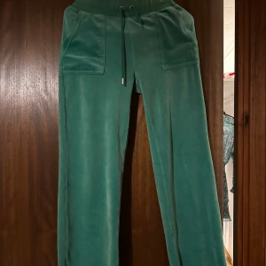 juicy couture  - ett par gröna juicy couture  mjukisbyxor i storlek xs med längden 150-160 cm lång bild kan skickas om de behövs