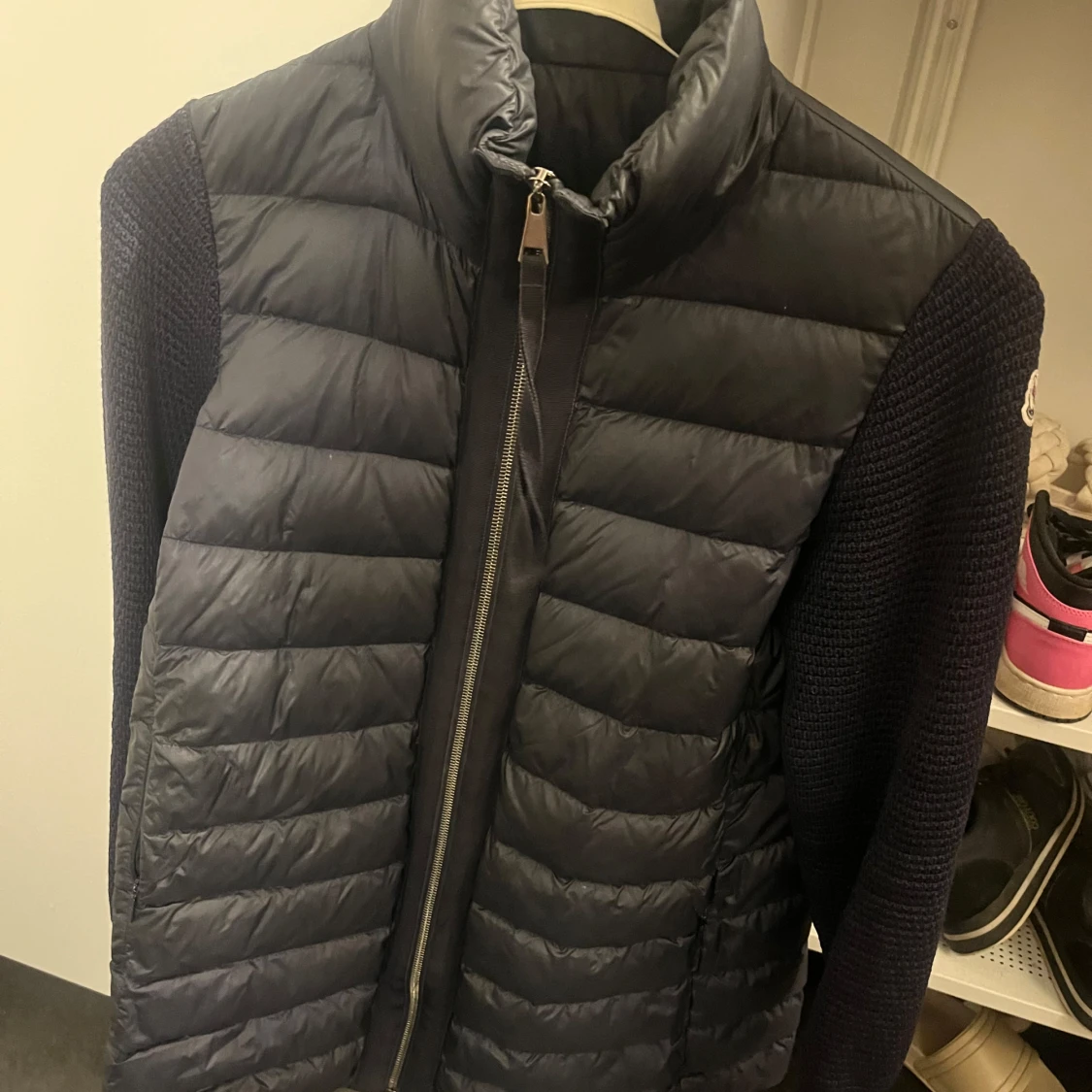 Svart Moncler pufferjacka med stickade ärmar - 2