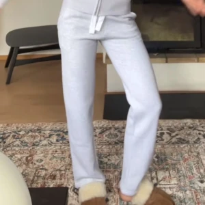 Grå Russemerch mjukisbyxor Long Edition XS -  ljusgrå mjukisbyxor från Russemerch Long Edition i storlek XS. Byxorna är endast använda en gång. 