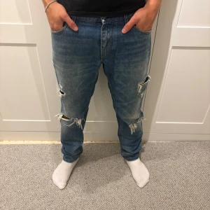 Dolce & Gabbana jeans - Säljer ett par Dolce & Gabbana jeans i topp skick, sparsamt använda. Var inte rädda att fråga och fundera😊