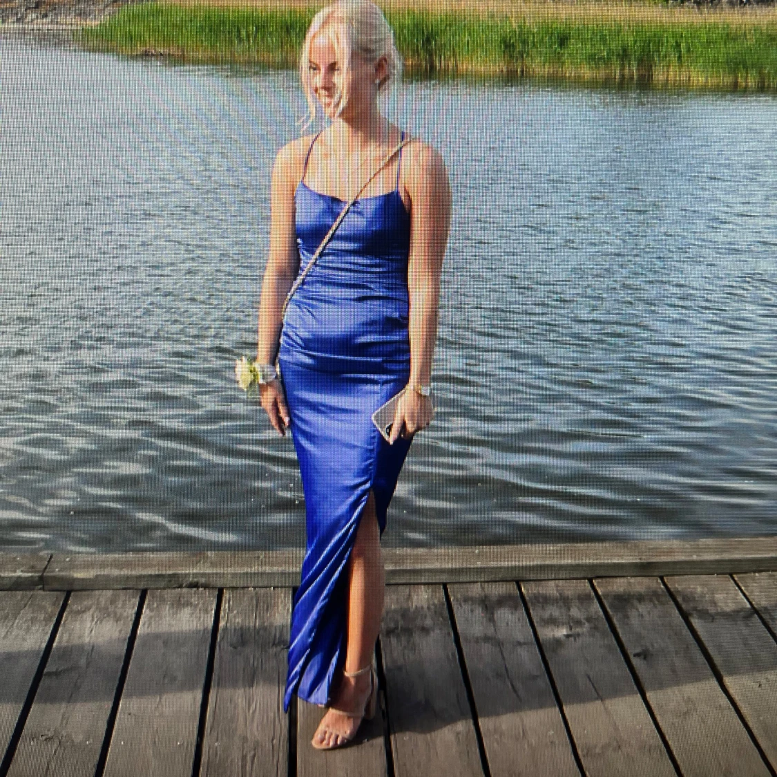 Blå långklänning med öppen rygg