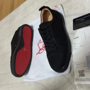 Svarta Christian Louboutin skor  - Säljer dessa feta Loubs. Använda en gång. Storlek 43. Vid minsta fundering eller fråga hör av dig. Mer bilder går att få😁