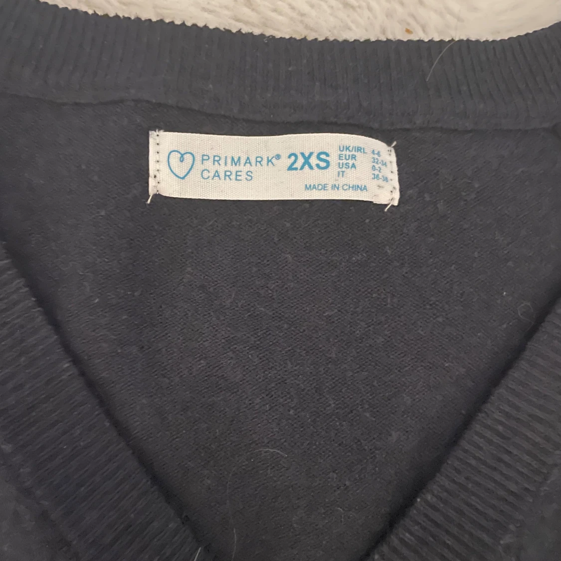 Marinblå  v-ringad tröja från Primark - 1