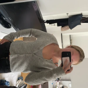 Stickad grå kofta  - Jätte fin grå stickad kofta från Gina tricot. Använd en del men i väldigt fint skick, pytte lite nopprig, men inget som märks. Storleken är xs och den passar bra på mig som är ca 160. På bilderna visade jag lite olika sätt man kunde ha den. Köpt för 400 kr och säljer för 200kr. Hör av er om ni har fler frågor❤️❤️