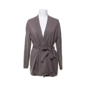 Omlottkofta - Brun stickad kofta med knytning från Kappahl. I fint skick. 