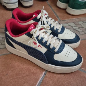 Puma sneakers  - Snygga Puma sneakers i storlek 42. Skorna är knappt använda så de är i väldigt gott skick med endast lite smuts på sulorna som lätt kan tas bort. Skorna har en cool varisty färgschema. Pris kan absolut diskuteras.