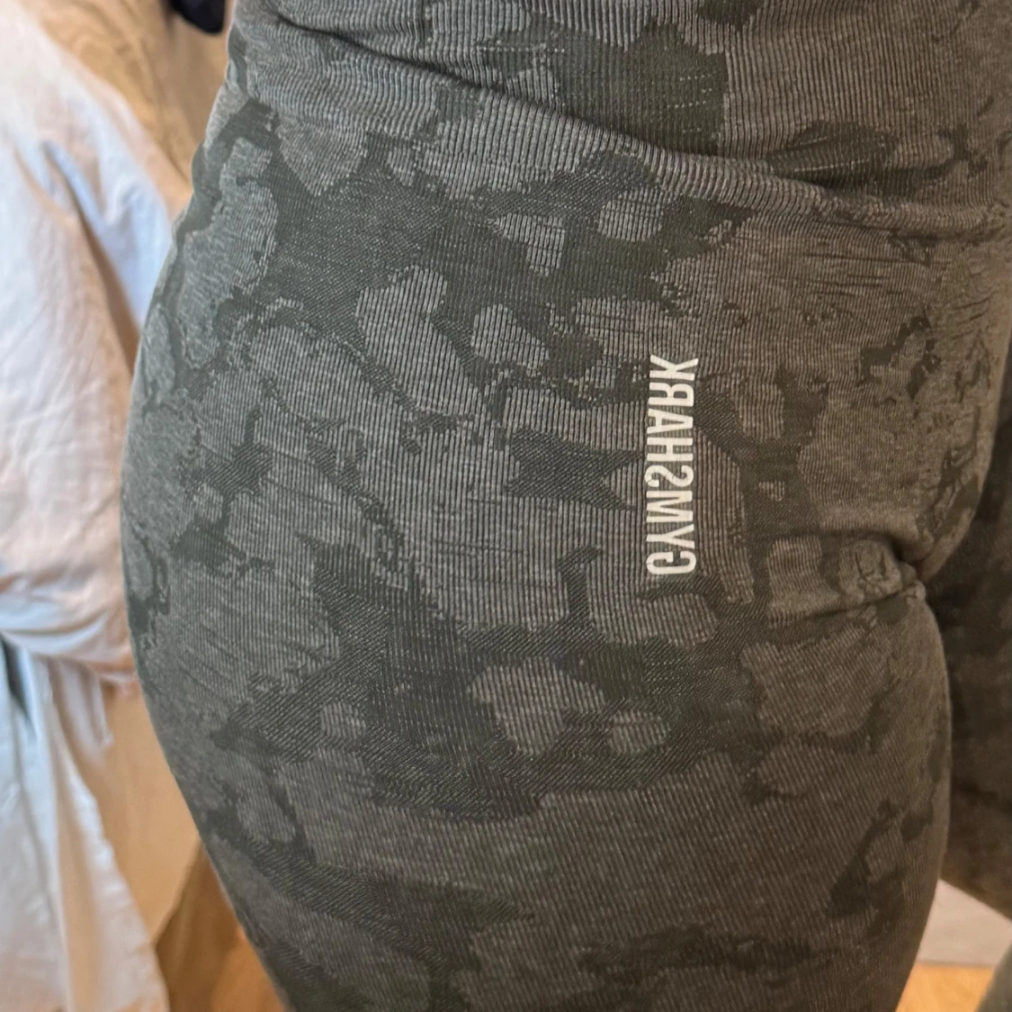 Grå gröna camo tränings thighs från Gymshark - 1