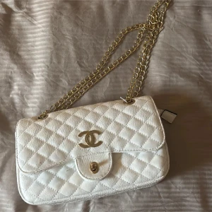 Vit väska  - Supersnygg vit axelväska  och en ficka på baksidan. Perfekt storlek för det viktigaste och ger en lyxig vibe till din outfit.