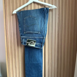 Jacob Cohen jeans  - Snygga blå jeans från Jacob Cohen.  Finns ett hål i dem (se bild) 